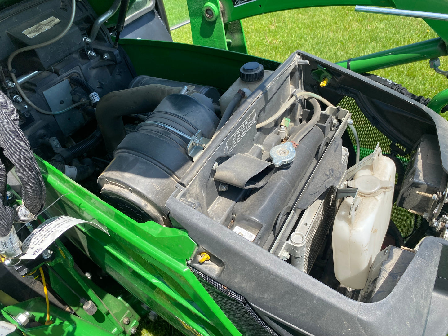 John Deere 1025R Compact w/ Cab & Loader