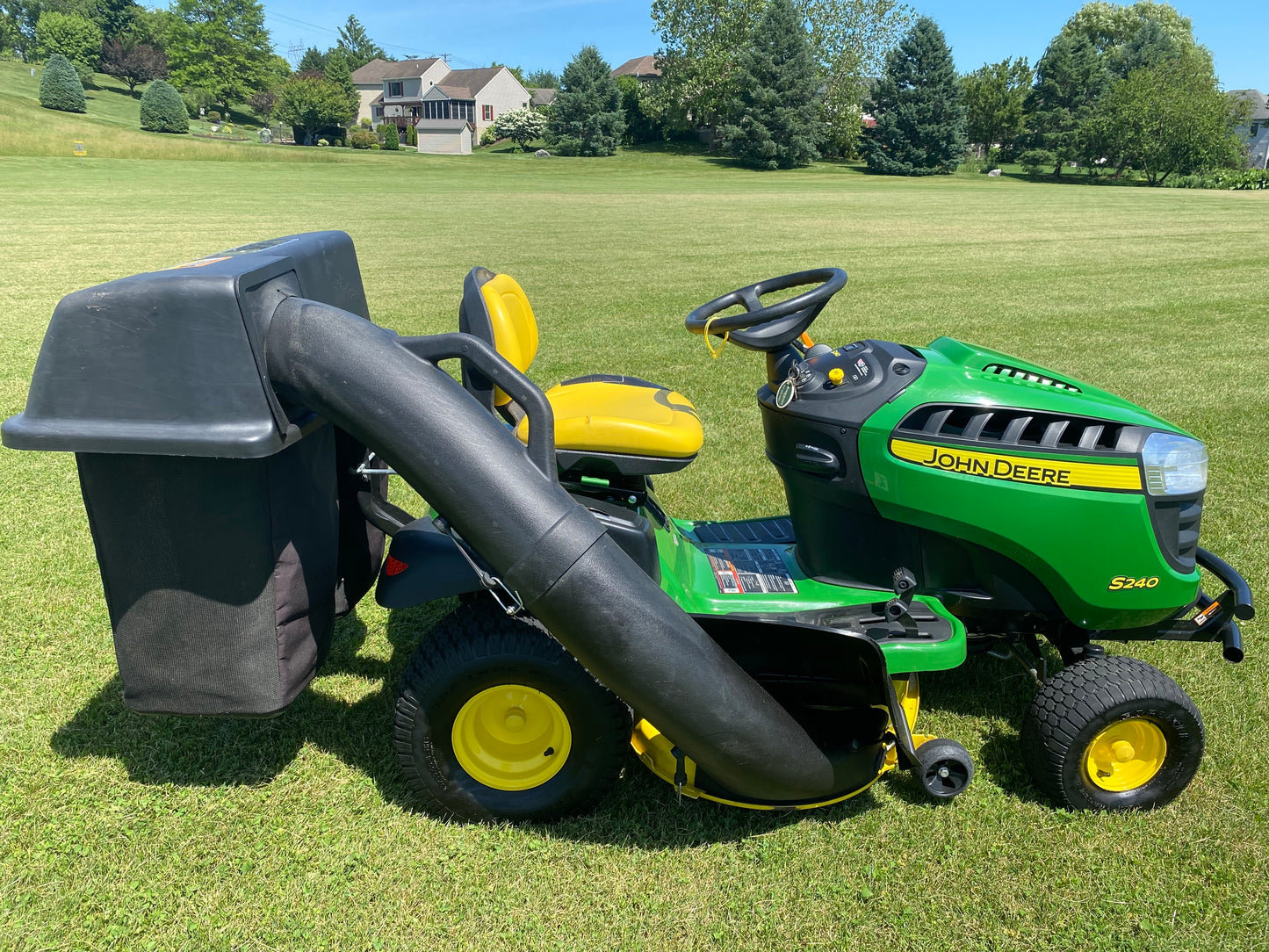 John Deere S240 Lawn Tractor