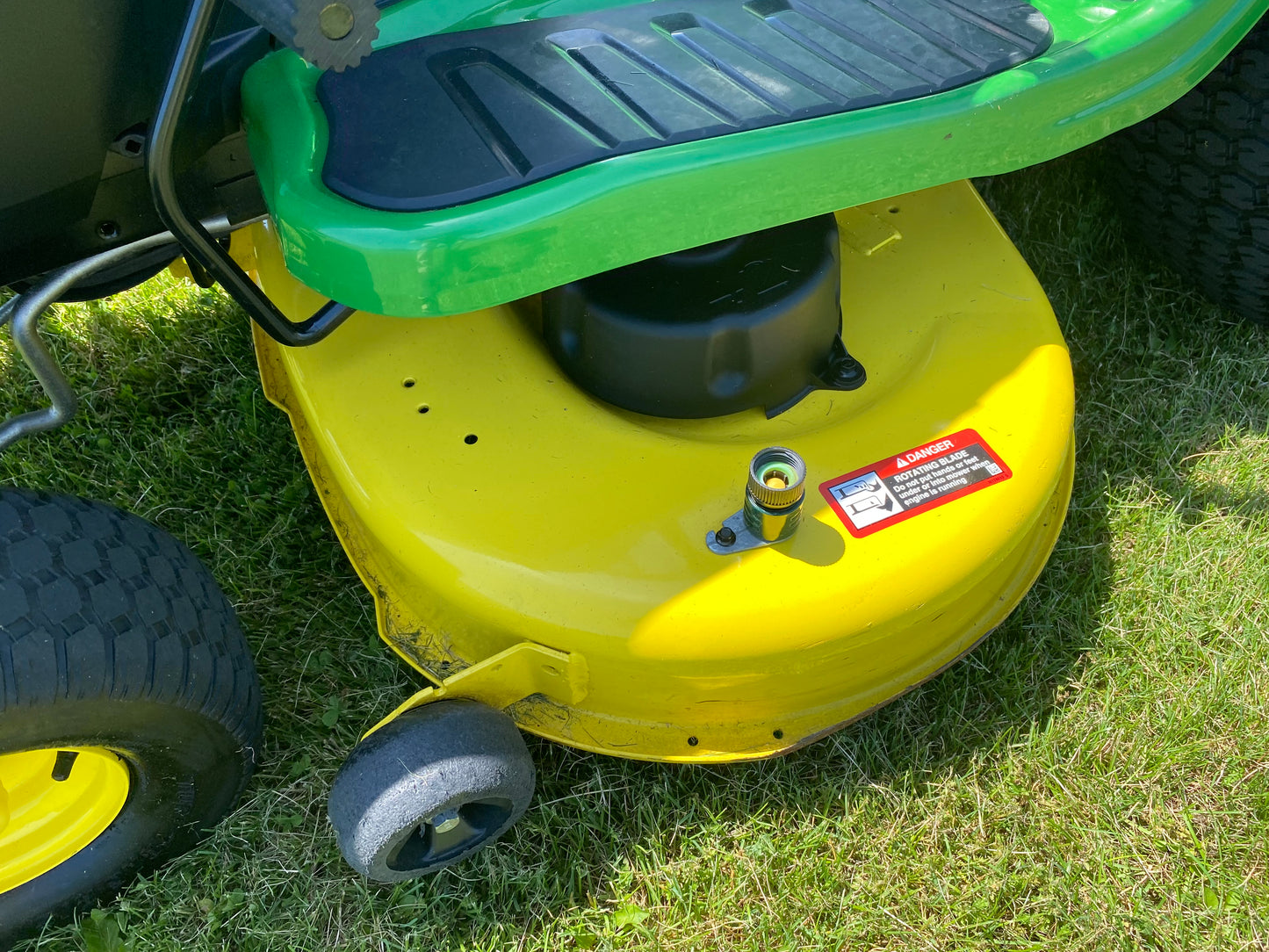 John Deere S240 Lawn Tractor